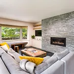 Lowfield House 度假居 *